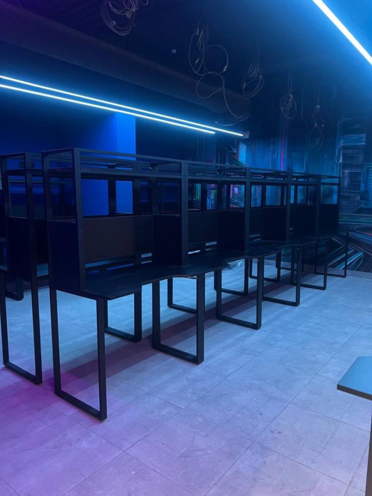 Купить стол для компьютерного клуба в стиле лофт в Минске.