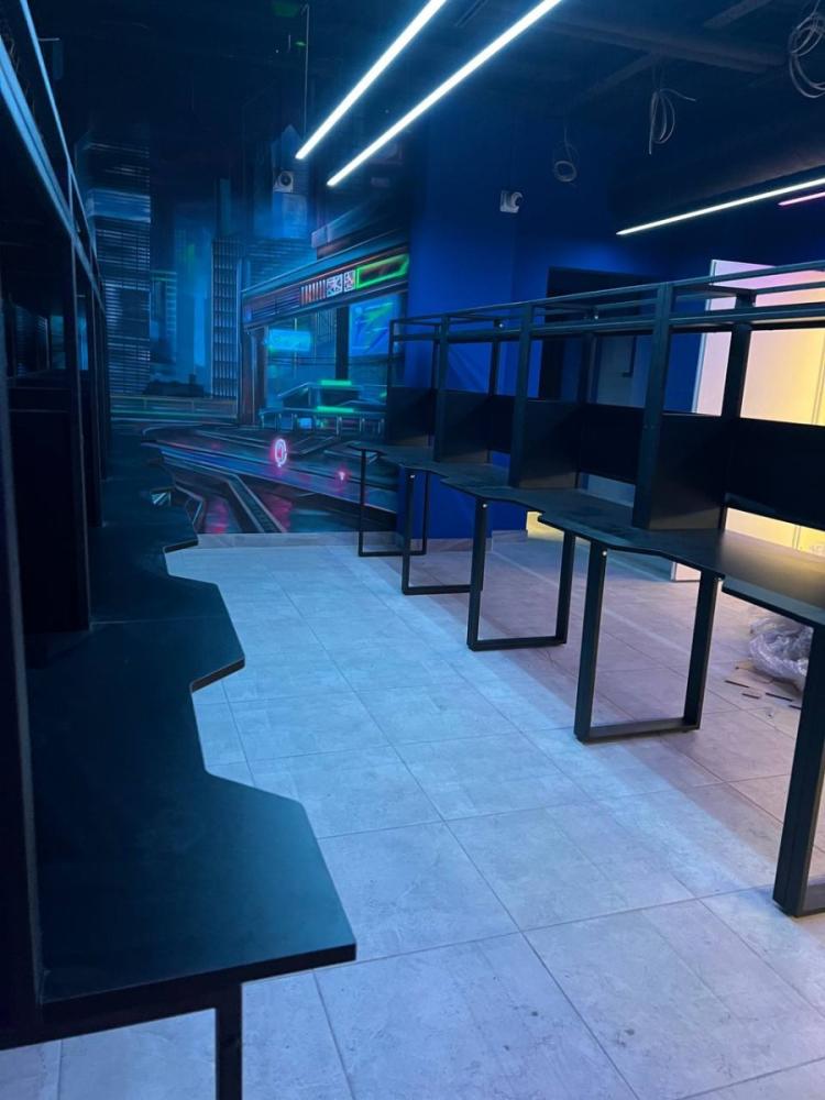 Купить стол для компьютерного клуба в стиле лофт в Минске.